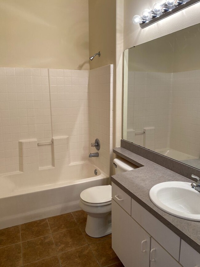 Building Photo - Adorable 3 bedroom / 2.5 bath town home wi...