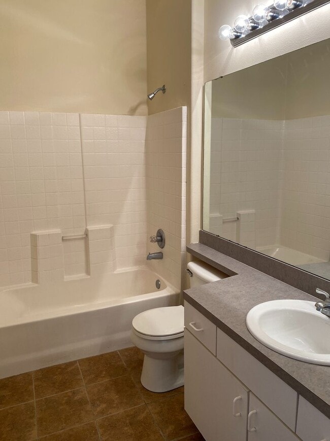 Building Photo - Adorable 3 bedroom / 2.5 bath town home with newly remodeled kitchen!