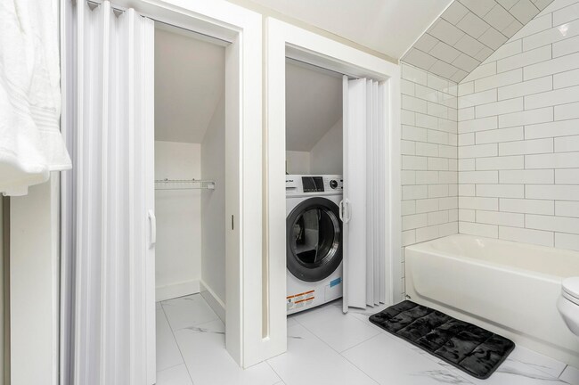Building Photo - Charming, Fully Furnished Kenwick Rental | $1,250 mo