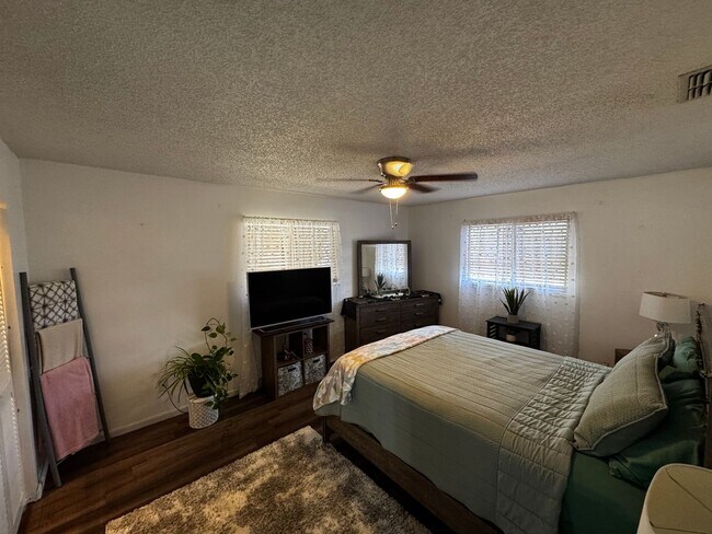 Building Photo - Charming Ocala Retreat in Peaceful 55+ Community – Move-In Ready!