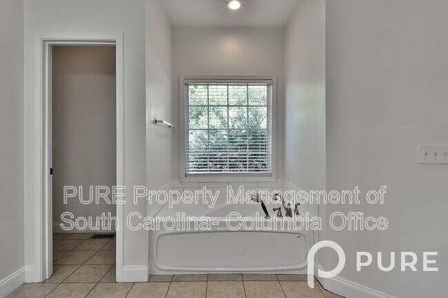 Building Photo - 4 Hunters Pond Dr