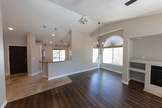 Building Photo - Charming 4 bed, 2 bath home in Chandler!