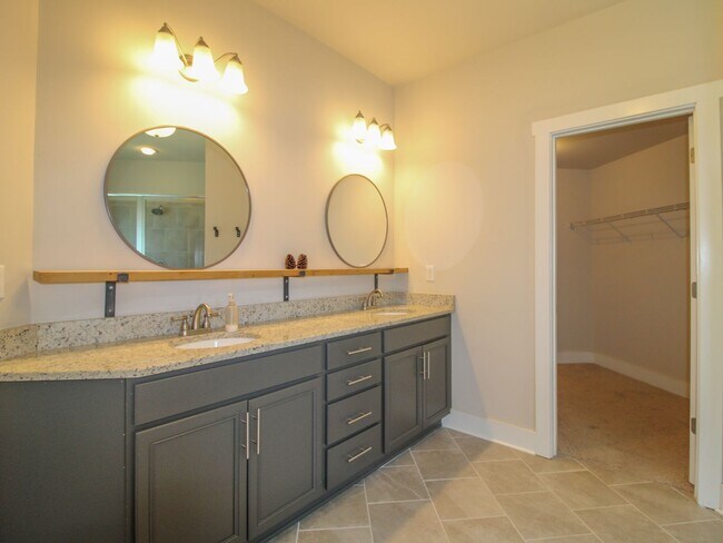 Building Photo - Great Location near Edgewater and Toyota F...