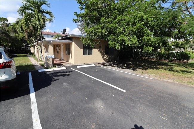 Building Photo - 1139 NE 10th Ave