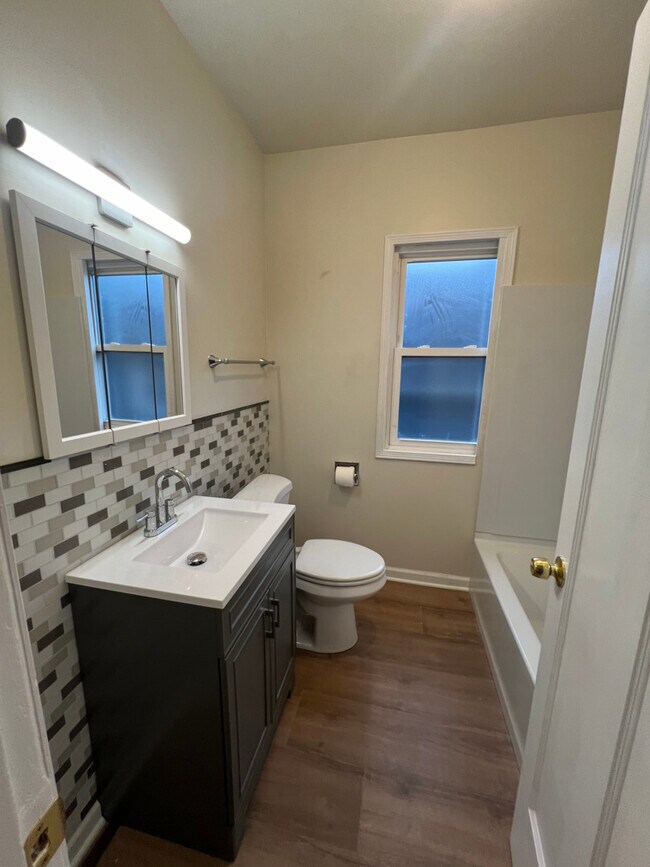 Building Photo - 1022 N Menard Ave