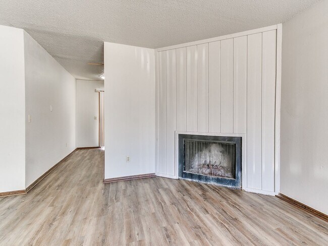 Building Photo - Charming West Norman Duplex