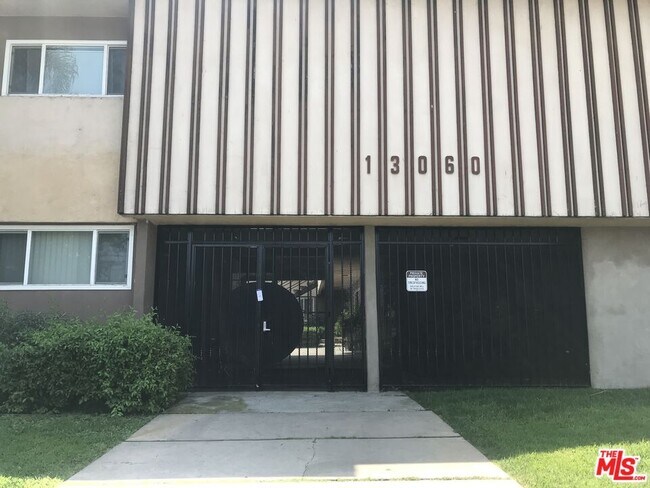 Primary Photo - 13060 Burbank Blvd