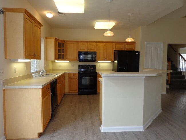 Building Photo - HUNNINGDON COMMONS