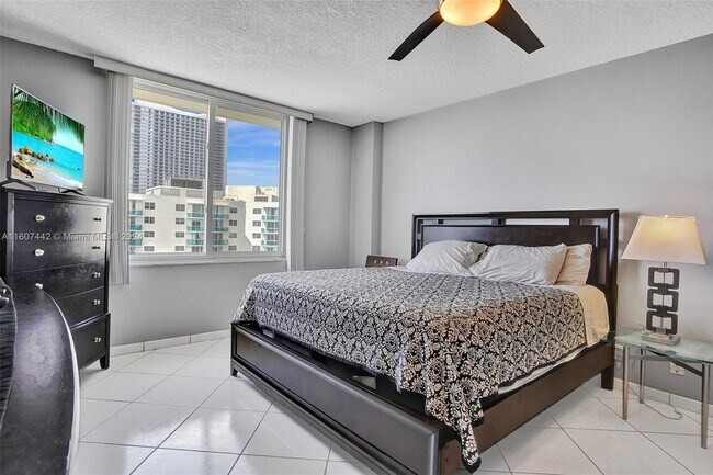 Building Photo - 3725 S Ocean Dr