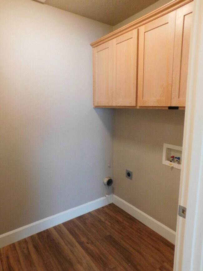 Building Photo - 4Bd/2.5Ba Two Story House - Available to View!