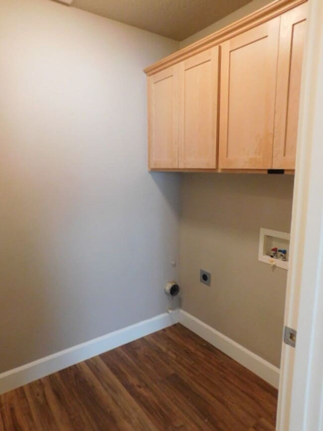 Building Photo - 4Bd/2.5Ba Two Story House - Available View!