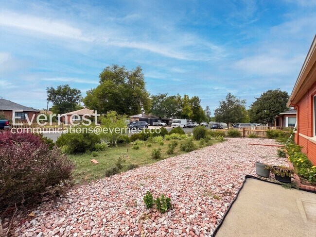 Building Photo - 3 Bed/2 Bath Home with Garage & Fenced Yard / Available Now!