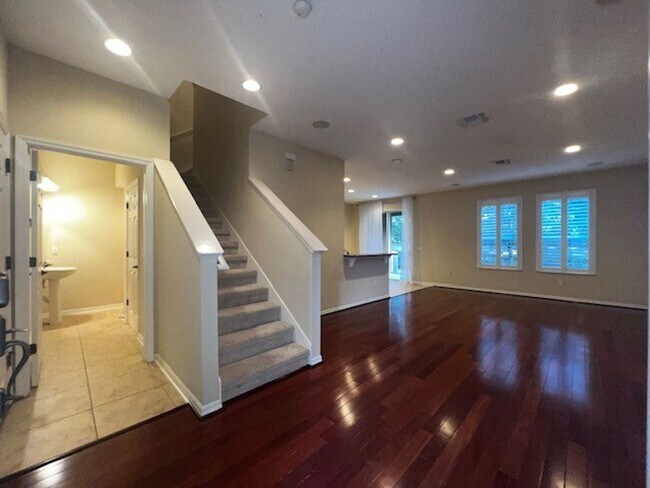 Building Photo - MOVE IN NOW-OVIEDO RENTAL!BEAUTIFUL 3 bd 2.5 bath townhome! 2 CAR ATTACHED GARAGE!FRESH PAINT! Wa...