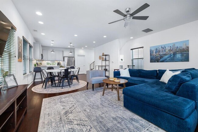 Building Photo - 2703 Halcyon Dr