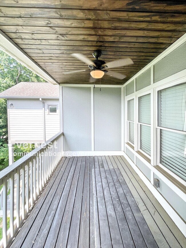 Building Photo - Spacious Town Home with Fenced Yard and Ample Parking