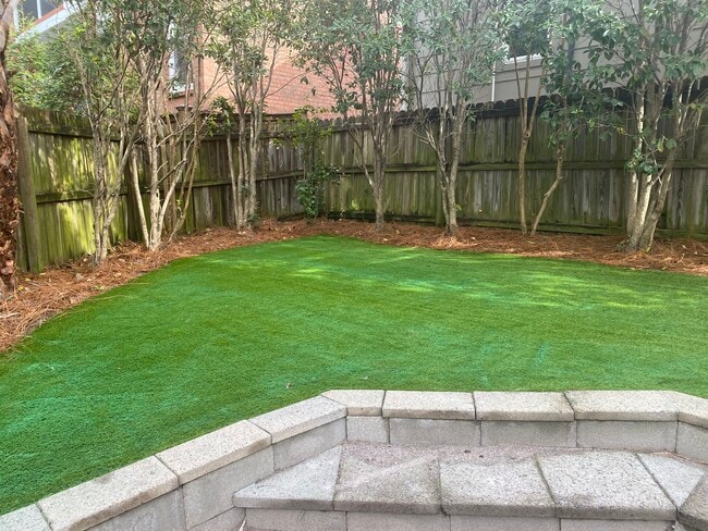 Building Photo - 404 St James St