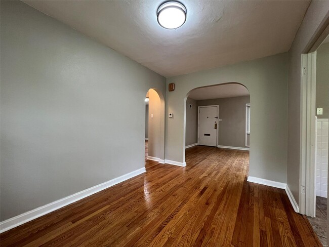 Building Photo - 6911 Pine Ridge Dr
