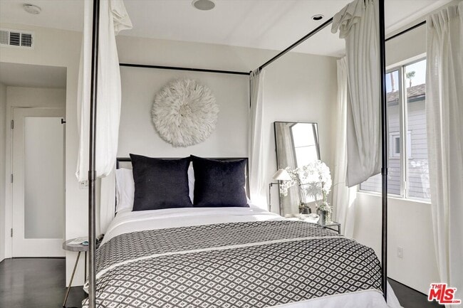 Building Photo - 2425 Clement Ave