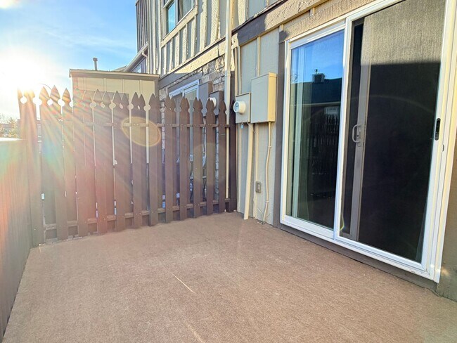 Building Photo - Updated Townhome in Centennial