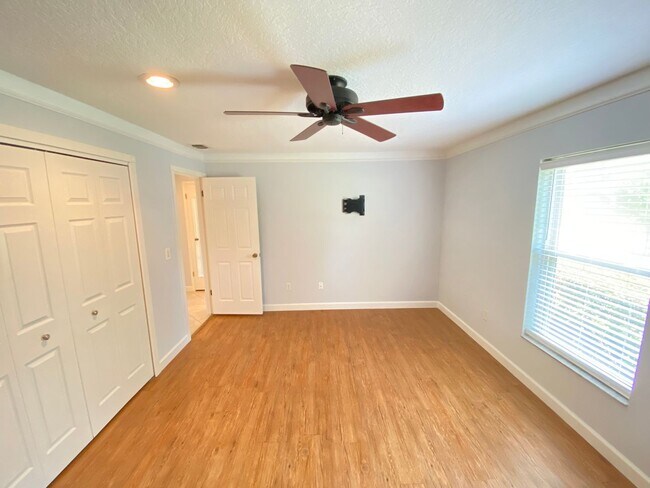 Building Photo - Wekiva home ready for move in! 3B/2B, 2 se...