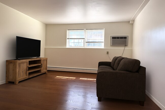 Building Photo - Bright 2-Bedroom Condo in Presidential Par...