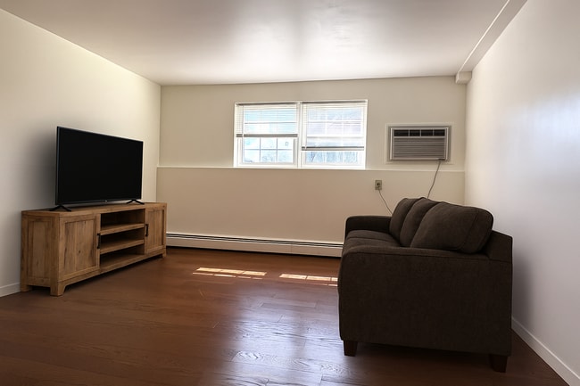 Building Photo - Bright 2-Bedroom Condo in Presidential Park, Lowell, MA