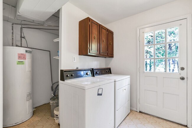 Building Photo - Fantastic 4 Bed 2.5 Bath Colonial Home Sou...