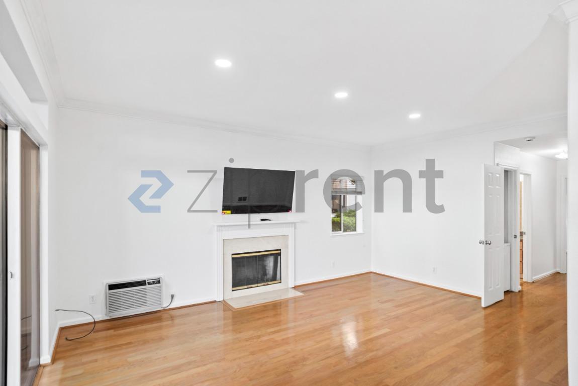 Building Photo - Unit 17