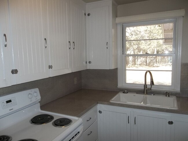 Building Photo - Cozy Bungalow Living Close to It All — Move In and Save $500!