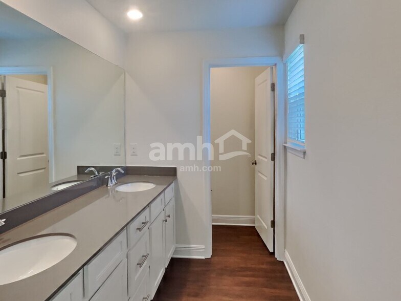 Building Photo - 27318 St Andrews Ave