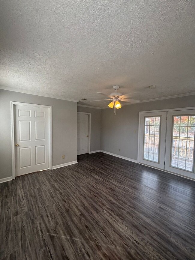 Building Photo - Updated 3bd/2bth home with Remodeled Maste...