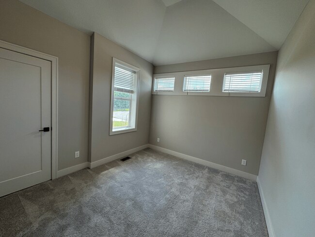 Building Photo - 1613 SW Hedgewood Ln