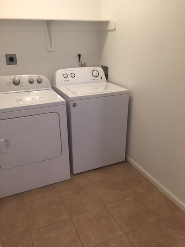 Building Photo - Wonderful 3 bed 3.5 bath near Clinton Lake!