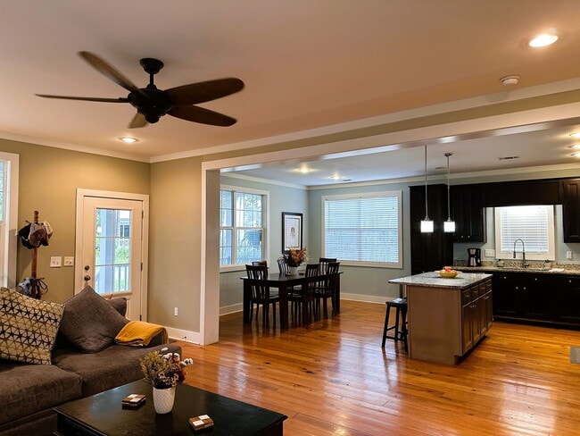 Building Photo - "Charming 4-Bedroom Retreat near beach acc...