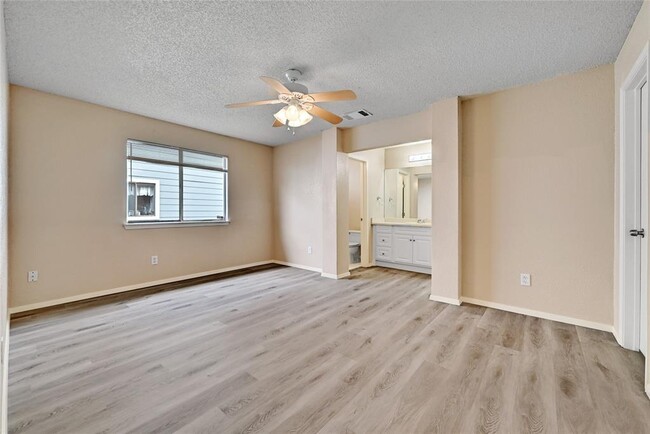 Building Photo - 2100 Balsam Way