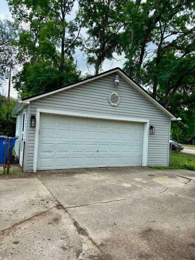 Building Photo - 5169 Glenis St