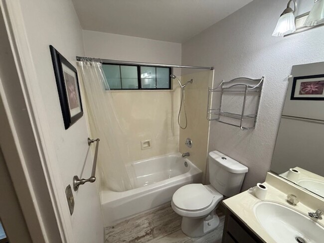 Building Photo - 3-Bedroom Pinole Townhouse with Spacious L...