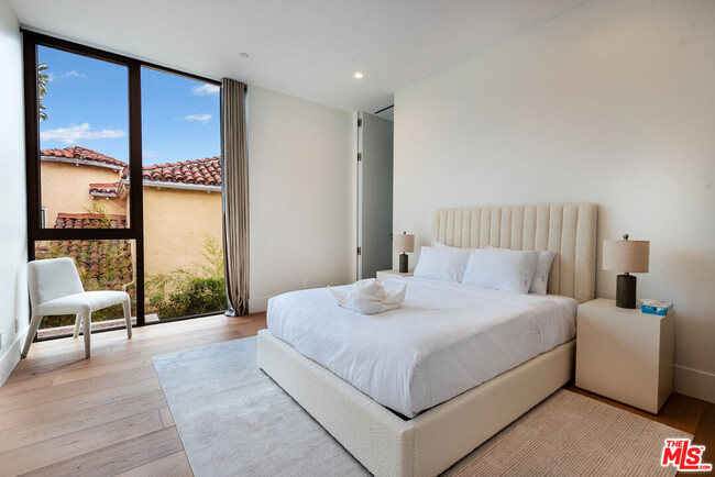 Building Photo - 6132 Maryland Dr