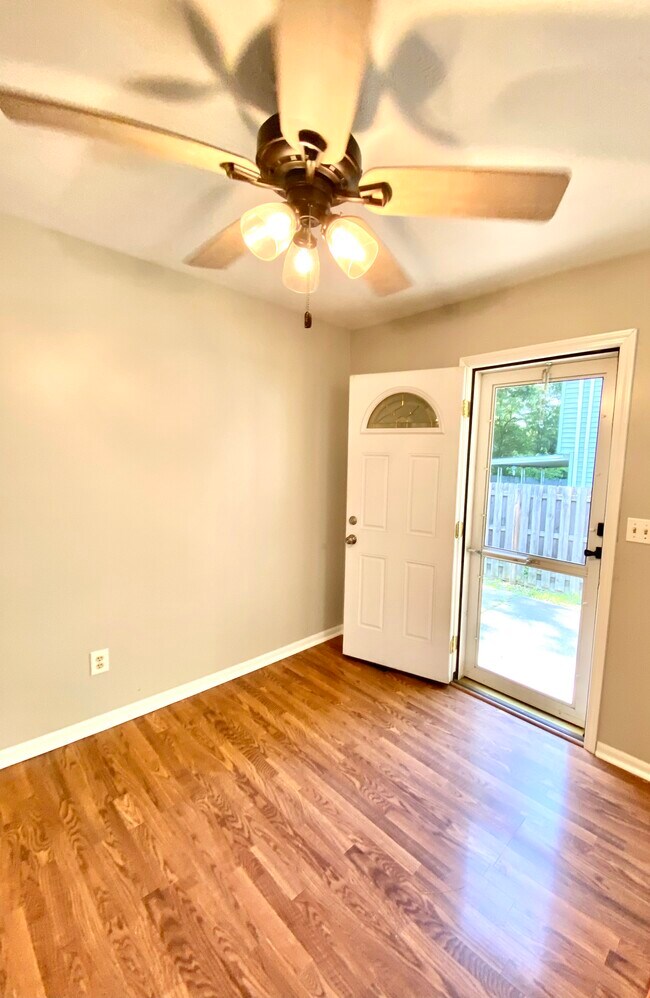 Building Photo - 6528 Rosebelle Ave