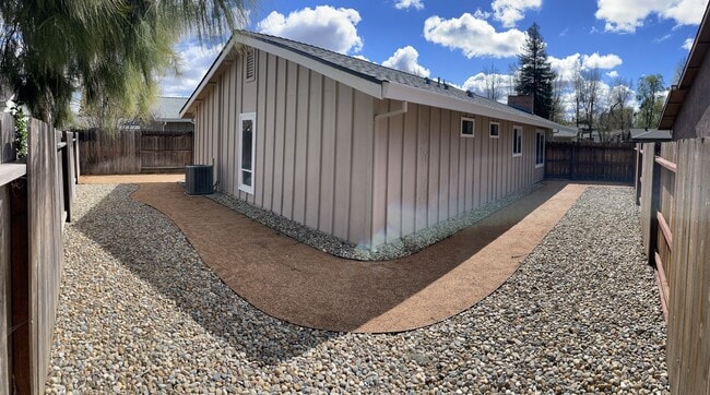 Building Photo - REMODELED DUPLEX CLOSE TO DOWNTOWN IN S. N...