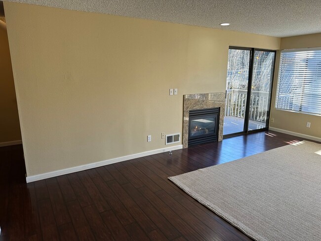 Building Photo - Gated Lakefront Rental Opportunity