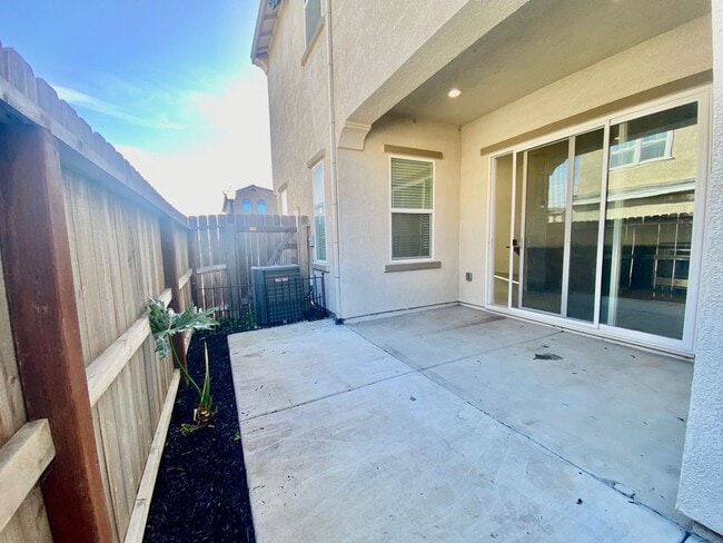 Building Photo - AVAILABLE BY 6/19/26. 4 BED, 2.5 BATHS, 1763 SQ FT STAINLESS STEEL APPLIANCES INCLUDED