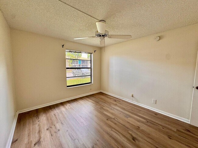 Building Photo - 9815 Pineapple Tree Dr