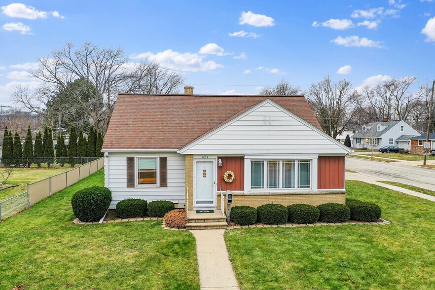 Building Photo - 1816 Gross Ave