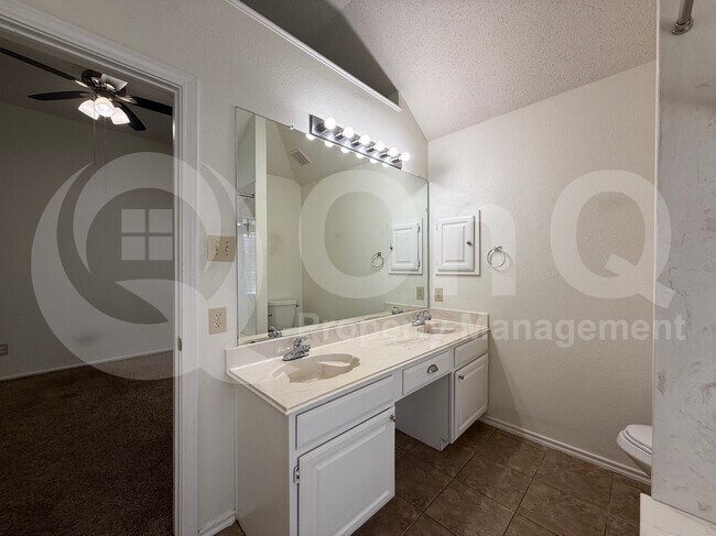 Building Photo - 1206 Hyde Park Dr