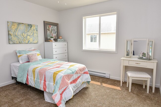 Building Photo - 2 Bedroom, Single-story Townhomes for rent...