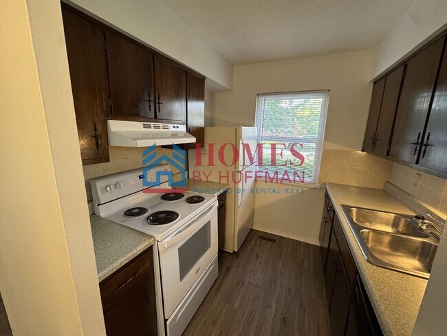 Building Photo - Two Bedroom Duplex | Eastside