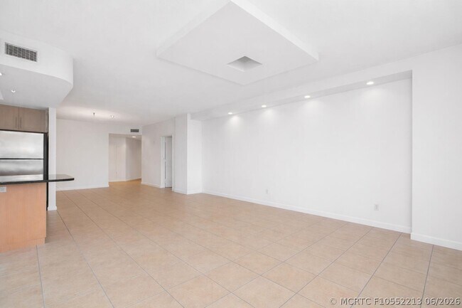 Building Photo - 511 SE 5 Ave