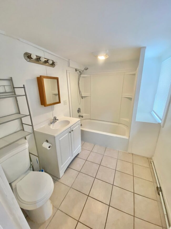 Building Photo - 3 Bedroom in Burlington Available NOW!