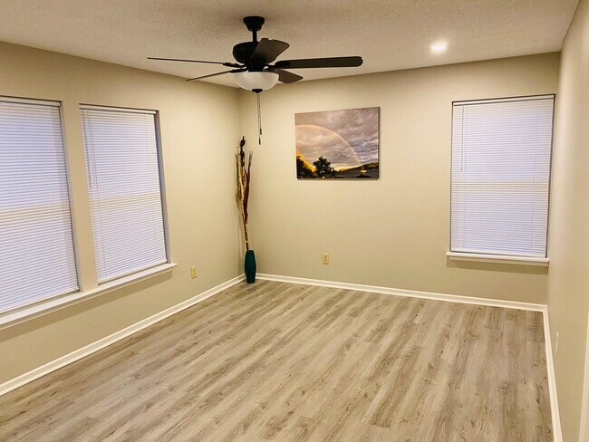 Building Photo - 5843 Amber Ln